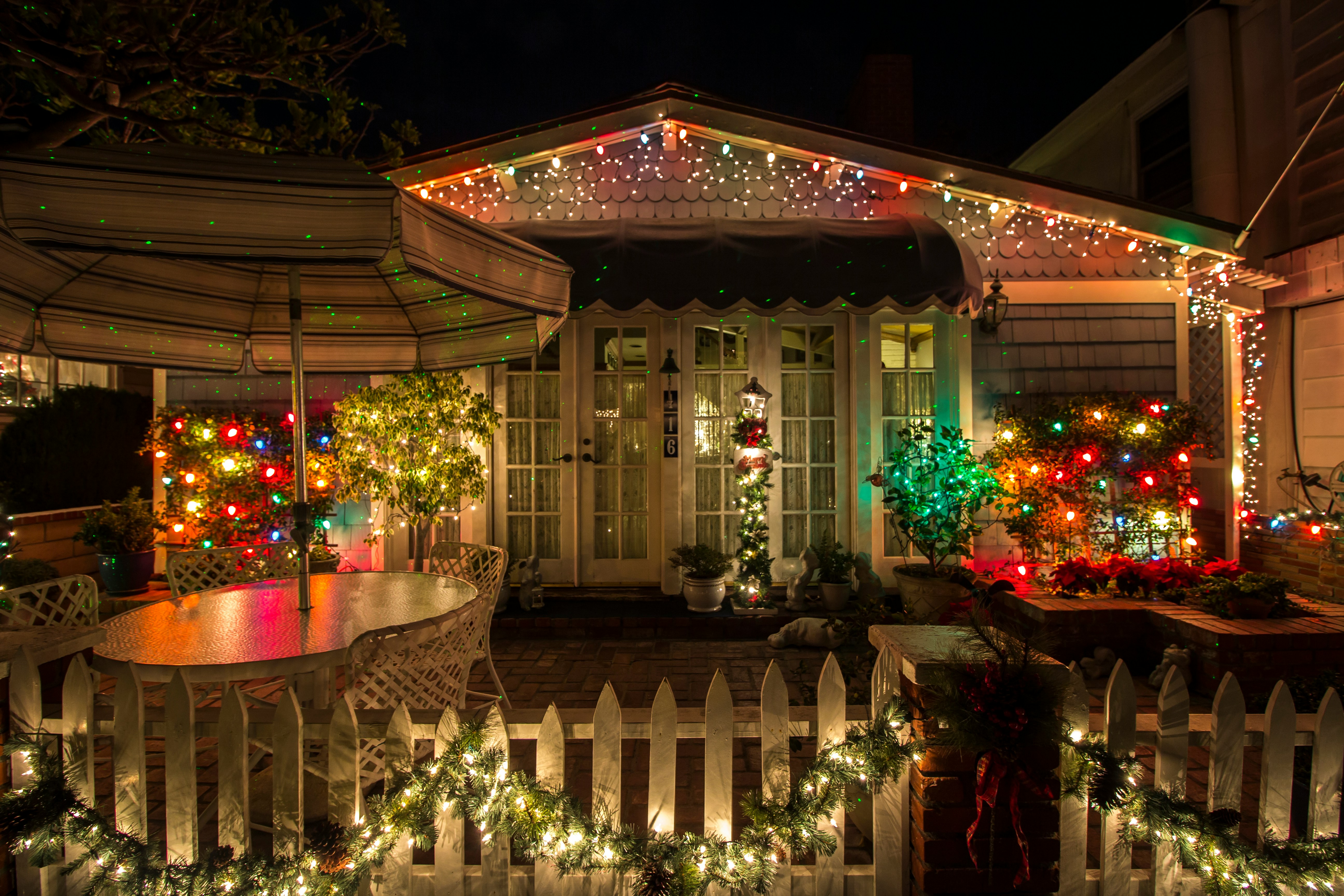 Custom Christmas lighting design DFW